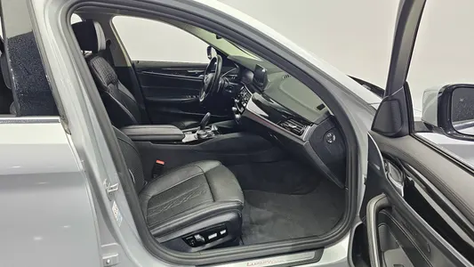 BMW 5 Series (G30) 530i 2020 11