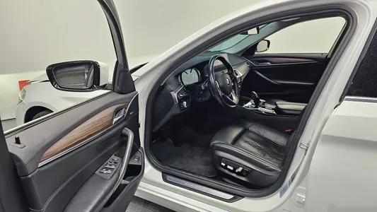 BMW 5 Series (G30) 530i xDrive 2018 10