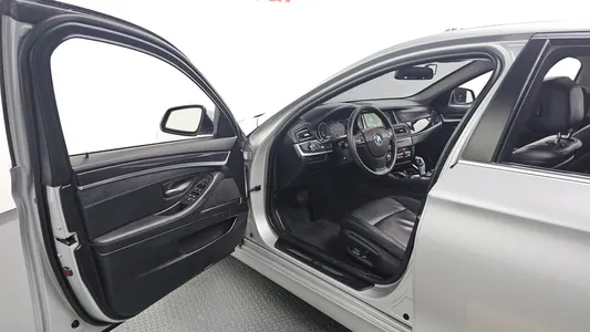 BMW 5 Series (F10) 520d 2013 10