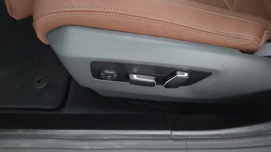 BMW 5 Series (G60) 530i xDrive M 2025 30