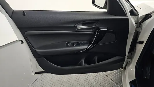 BMW 1 Series (F20) 118d 5 2019 24