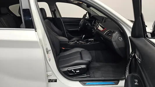 BMW 1 Series (F20) 118d 5 2019 26