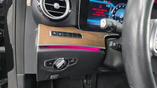 Mercedes-Benz E-Class W213 E300e 2019 16