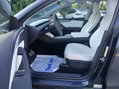 Tesla Y AWD 2025 7