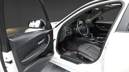 BMW 3 Series (F30) 320i 2014 10