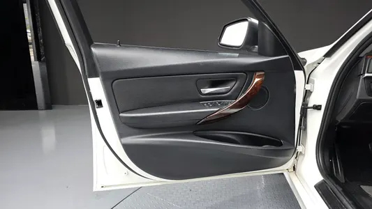 BMW 3 Series (F30) 320i 2014 24