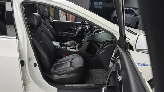 Hyundai HG 2014 26