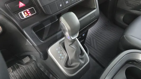 Hyundai Staria L3.5 5 2025 9