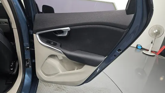 Volvo V40 D2 2014 25