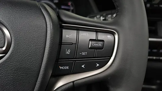 Lexus UX250h 2.0 2WD 2023 18