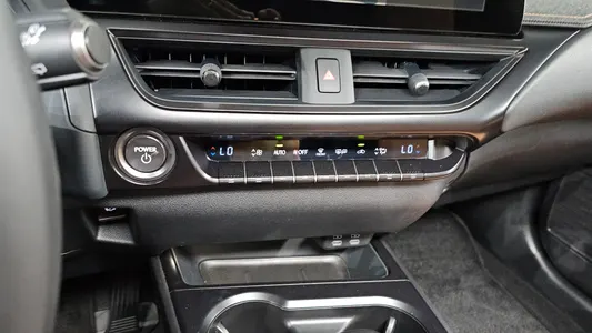 Lexus UX250h 2.0 2WD 2023 27