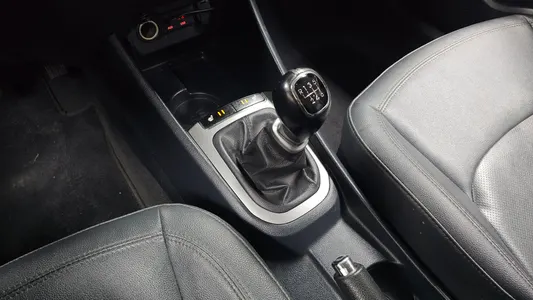 Kia 프라이드 5DR 1.4 2015 9