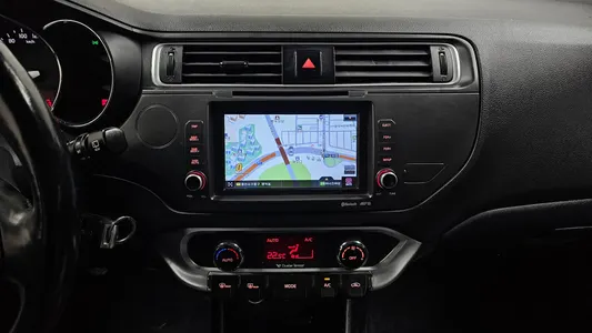 Kia 프라이드 5DR 1.4 2015 12