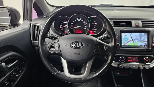 Kia 프라이드 5DR 1.4 2015 13