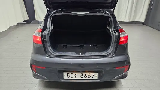 Kia 프라이드 5DR 1.4 2015 18