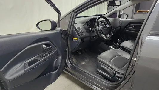 Kia 프라이드 5DR 1.4 2015 19