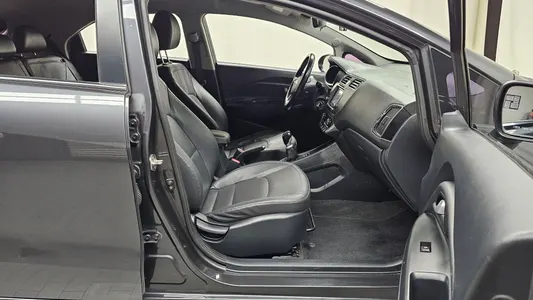Kia 프라이드 5DR 1.4 2015 26