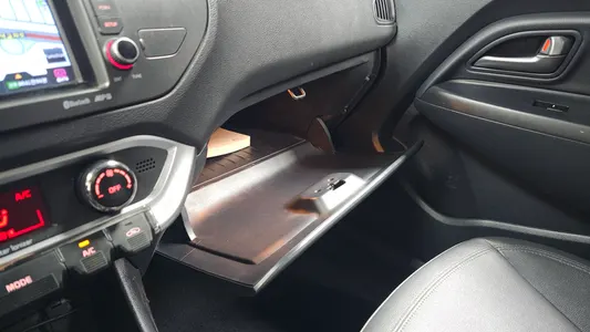 Kia 프라이드 5DR 1.4 2015 31