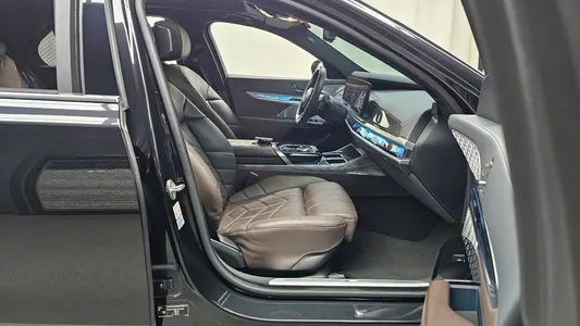 BMW 7 Series (G70) 740i sDrive M 2023 26
