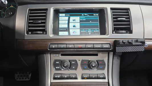Jaguar New XF 2.2D 2012 16
