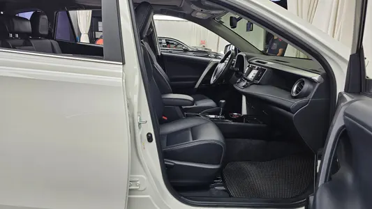 Toyota RAV4 2.5 4WD 2017 11