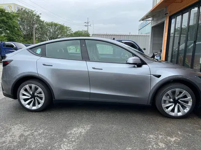 Tesla Y AWD 2025 6