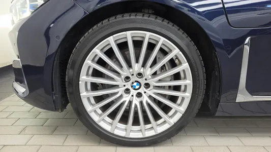 BMW 7 Series (G11) 745e i 2019 5