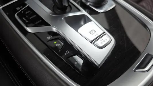 BMW 7 Series (G11) 745e i 2019 31