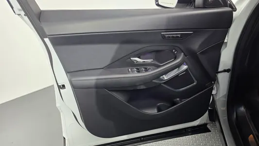 Jaguar E-PACE P250 SE 2020 24