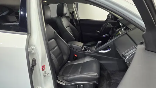 Jaguar E-PACE P250 SE 2020 26