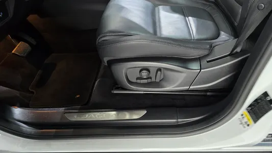 Jaguar E-PACE P250 SE 2020 33