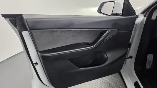 Tesla Y AWD 2021 24