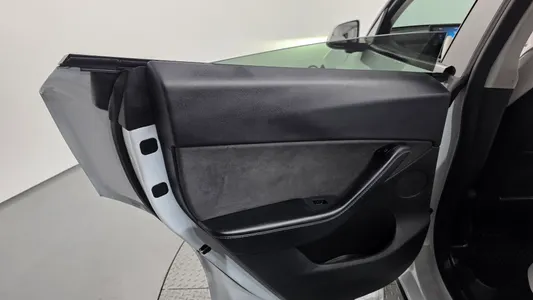 Tesla Y AWD 2021 25