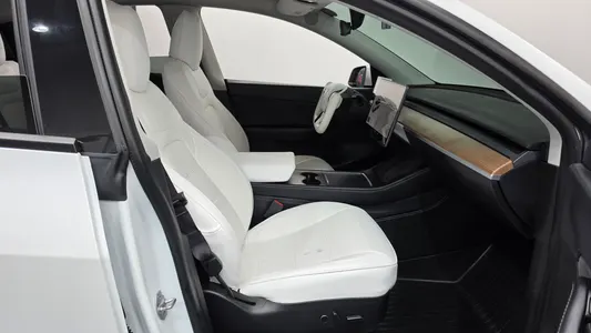 Tesla Y AWD 2021 26