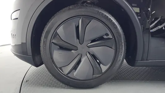 Tesla Y RWD 2025 5