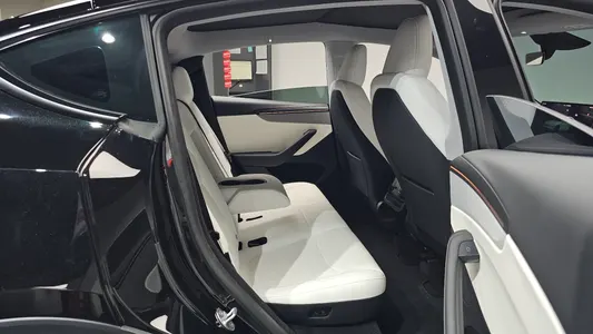 Tesla Y RWD 2025 12