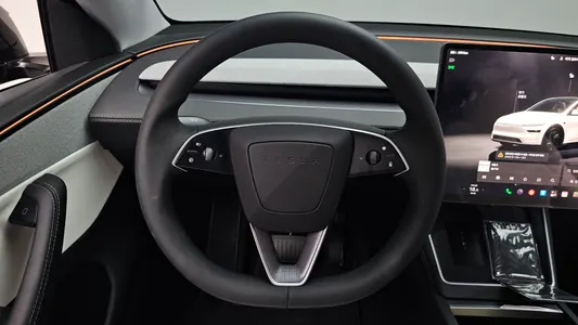 Tesla Y RWD 2025 13