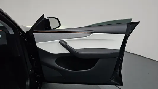 Tesla Y RWD 2025 25