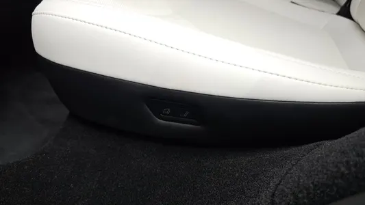 Tesla Y RWD 2025 36