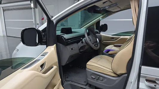 Hyundai Staria 4WD 2023 10