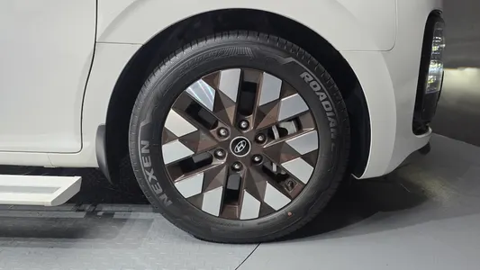 Hyundai Staria 4WD 2023 21
