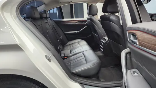 BMW 5 Series (G30) 530i 2019 11