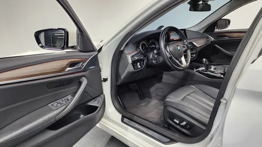 BMW 5 Series (G30) 530i 2019 10