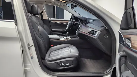 BMW 5 Series (G30) 530i 2019 26