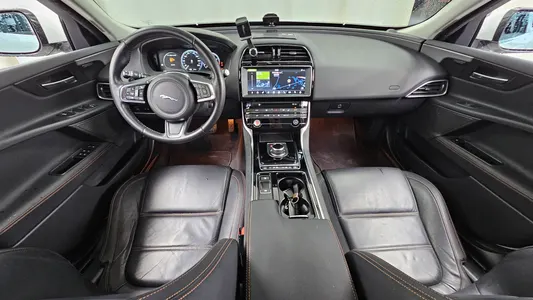 Jaguar XE 20t 2018 7