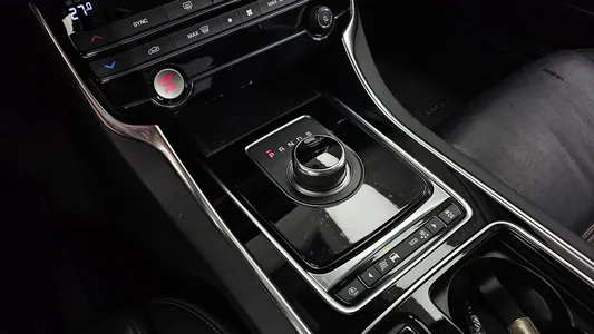 Jaguar XE 20t 2018 9