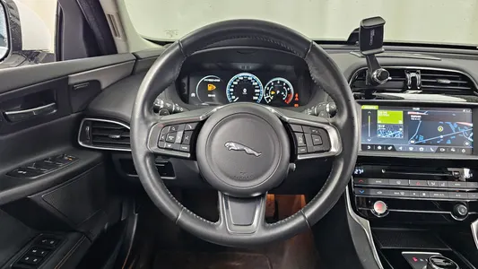 Jaguar XE 20t 2018 12