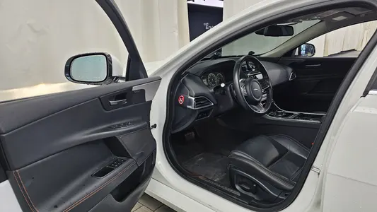 Jaguar XE 20t 2018 10