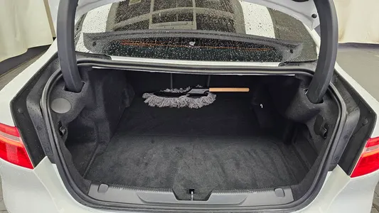 Jaguar XE 20t 2018 19