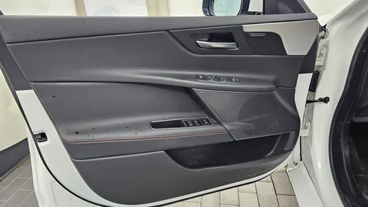 Jaguar XE 20t 2018 23